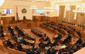 Төсвийн тухай хуулийн төсөлтэй хамт өргөн мэдүүлсэн, хууль, тогтоолын төслийг хэлэлцэж байна