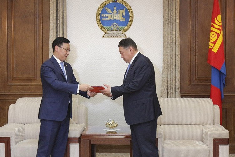 Монгол Улсын Засгийн газрын үйл ажиллагааны хөтөлбөрийн төслийг өргөн мэдүүлэв