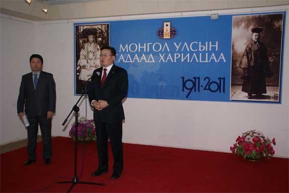 Дипломат албаныхан түүхээ дэлгэв