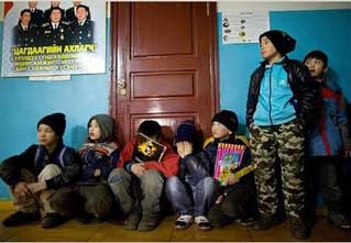 Хараа хяналтгүй хүүхдүүдийг эрүүл мэндийн үзлэгт хамруулав