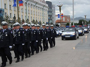 Замын цагдаа нар шинэ төмөр хүлэгтэй болцгоов