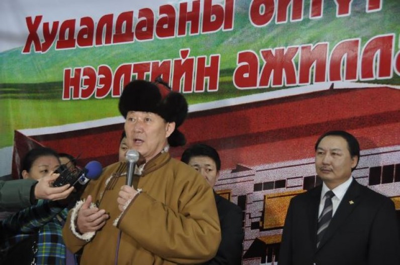 Завхан аймгийн онцгой байдлын албан хаагчид “ТҮЦ”-ийн дайтай муурын байшинд оржээ