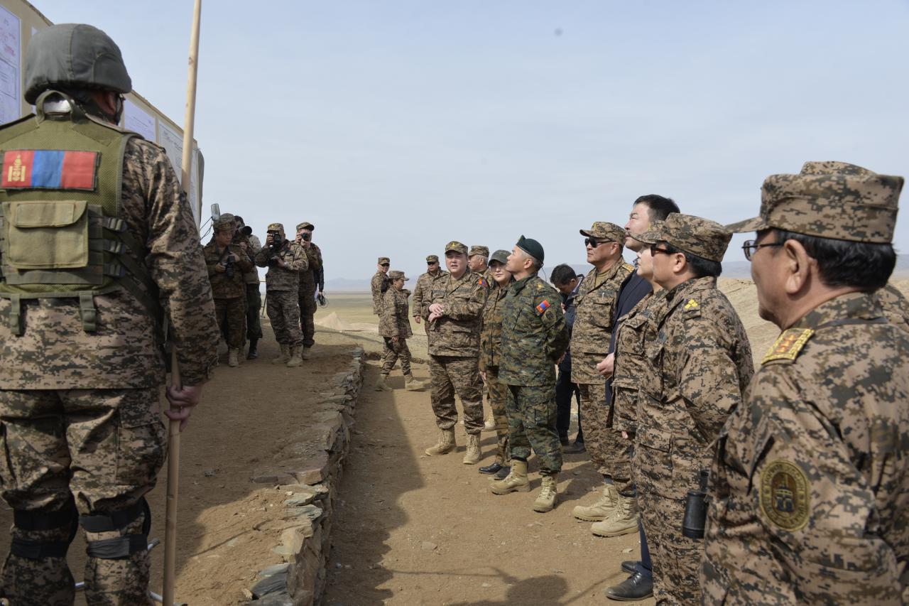 УИХ-ын гишүүд байлдааны буудлагатай хээрийн сургууль үзэж, Зэвсэгт хүчний үйл ажиллагаатай танилцлаа