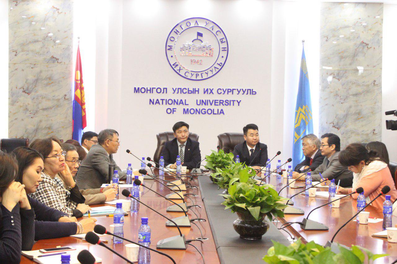 Монгол судлалын чиглэлийн эрдэмтэн багш нартай чөлөөт ярилцлага зохион байгуулав
