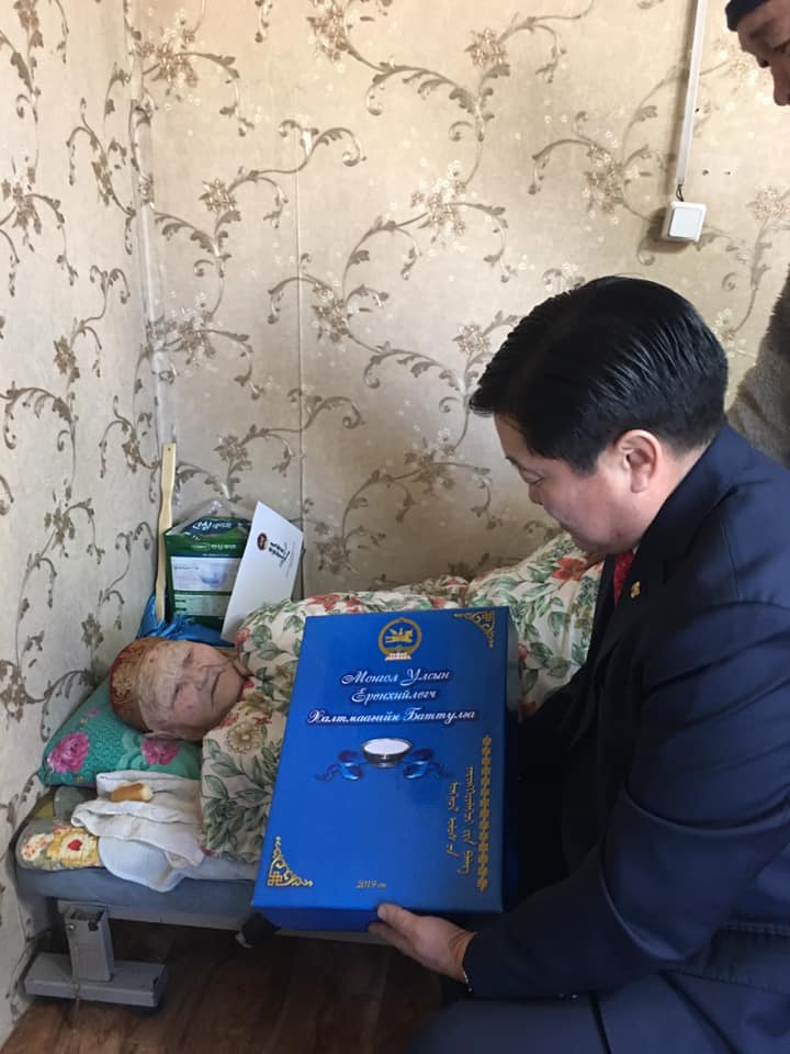 Өндөр настан Ж.Замбагад Монгол Улсын Ерөнхийлөгчийн сар шинийн мэндчилгээг гардууллаа