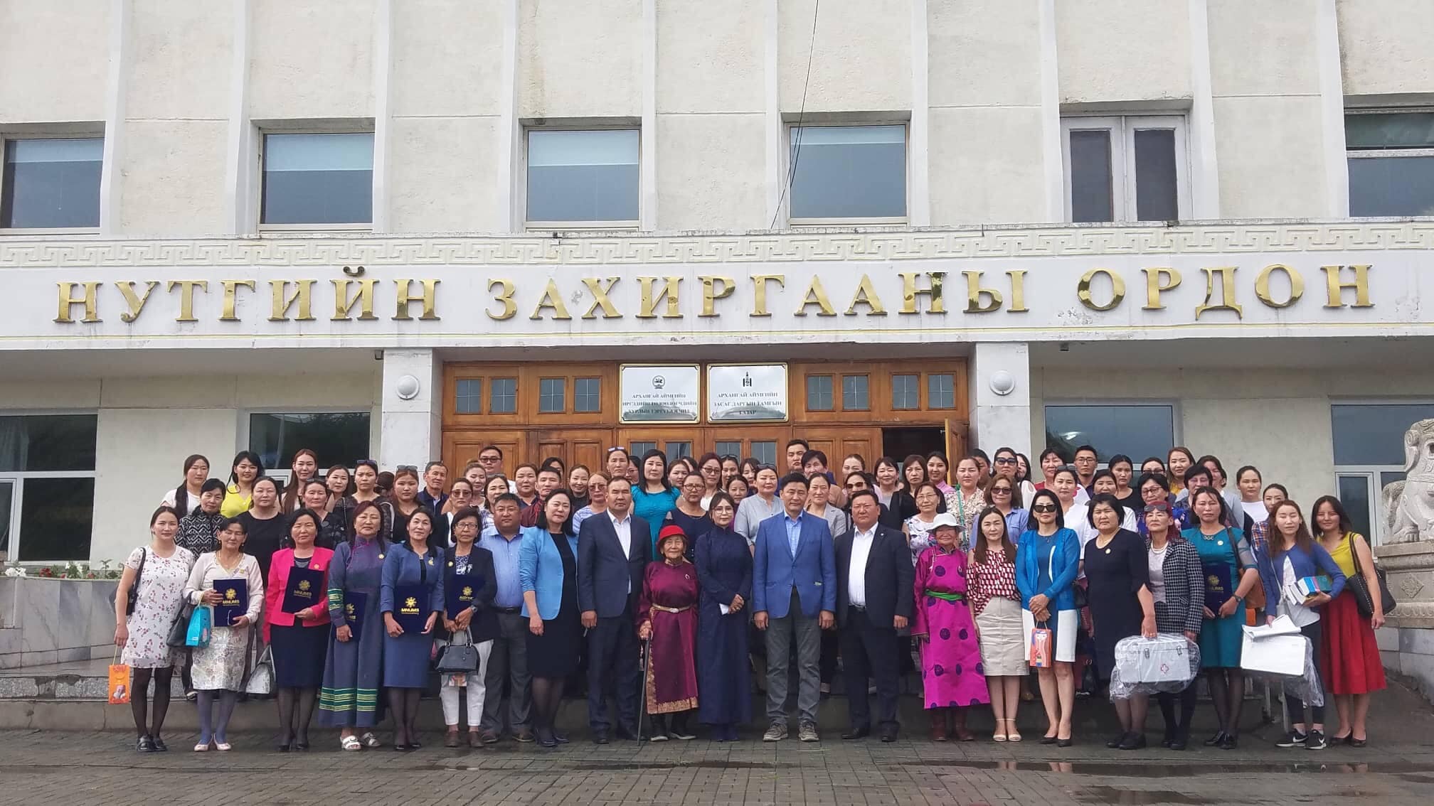 УИХ-ын гишүүн, БСШУС-ын сайд Ё.Баатарбилэг тойрогтоо ажиллаж байна