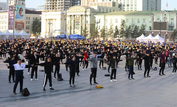 3000 гаруй залуус өглөөний дасгал хийлээ