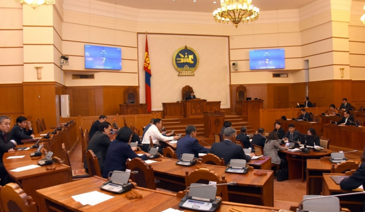 Монгол улсын үндсэн хуульд нэмэлт, өөрчлөлт оруулах журмын тухай хуулийн анхны хэлэлцүүлгийг хийж байна