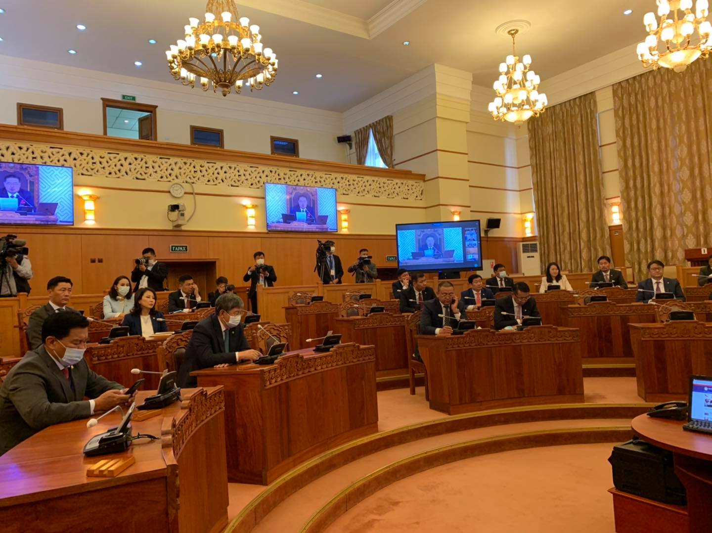 Монгол Улсын 2020 оны төсвийн тухай хуульд өөрчлөлт оруулах тухай хуулийн төслийг хэлэлцэж байна