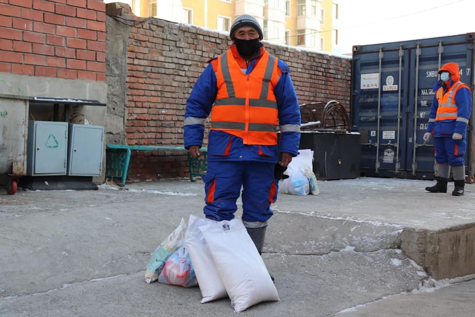 Хот тохижилтын газрын ажилтнуудад хүнсний тусламж өглөө