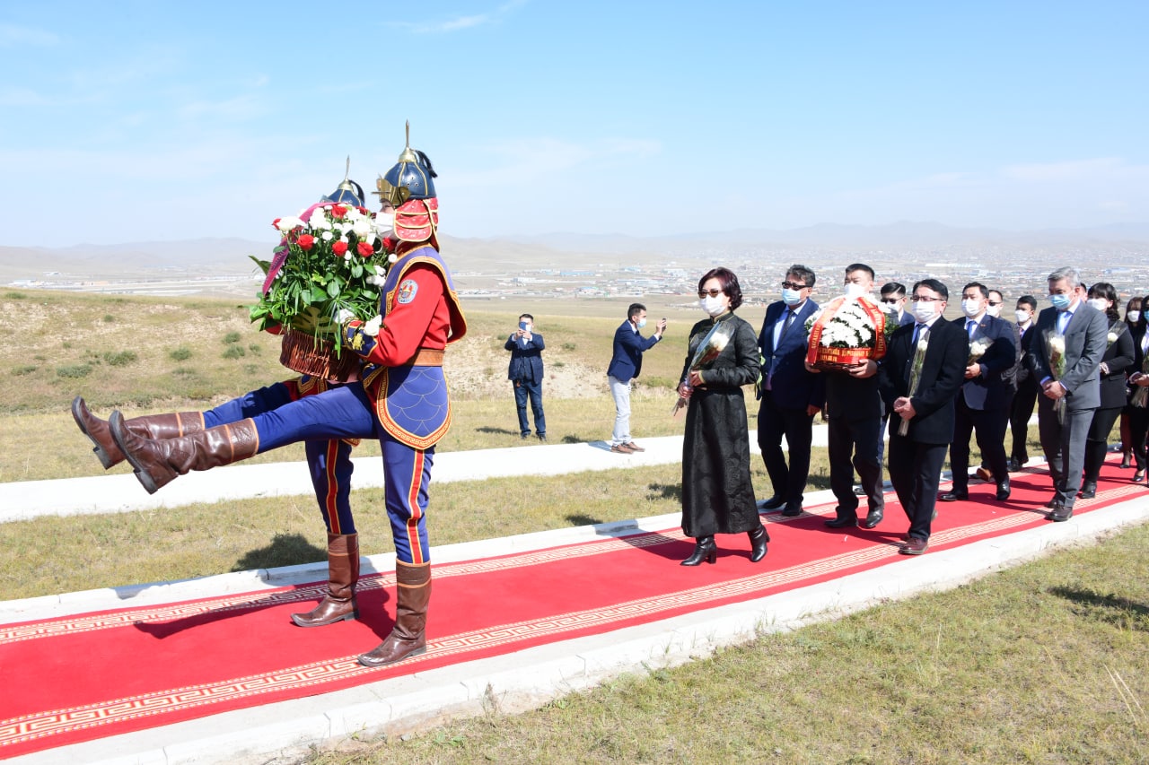 УИХ-ын дэд дарга С.Одонтуяа улс төрийн хилс хэрэгт хэлмэгдэгсдийн “Дурсгалын хөшөө”-нд цэцэг өргөж, хүндэтгэл үзүүллээ