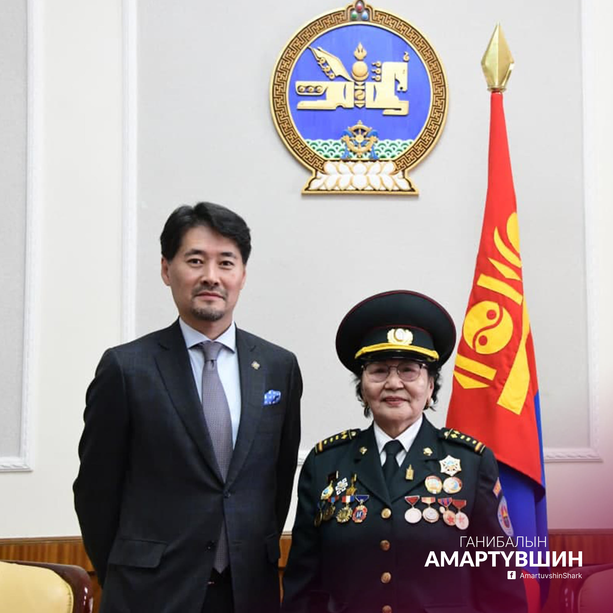 Хан-Уул дүүргийн хүндэт ахмадууд Монгол улсын төрийн дээд одон, медалиар энгэрээ мялаалаа