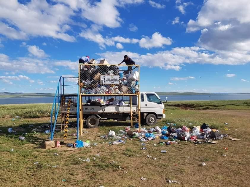 Архангай аймгийн Өгий нуур орчимд үүссэн 120 тонн орчим хогийг сумын төвийн төвлөрсөн хогийн цэгт төвлөрүүллээ