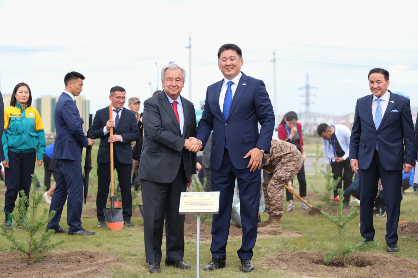 Монгол Улсын Ерөнхийлөгч У.Хүрэлсүх, НҮБ-ын Ерөнхий нарийн бичгийн дарга Антонио Гутерреш нар мод тарилаа