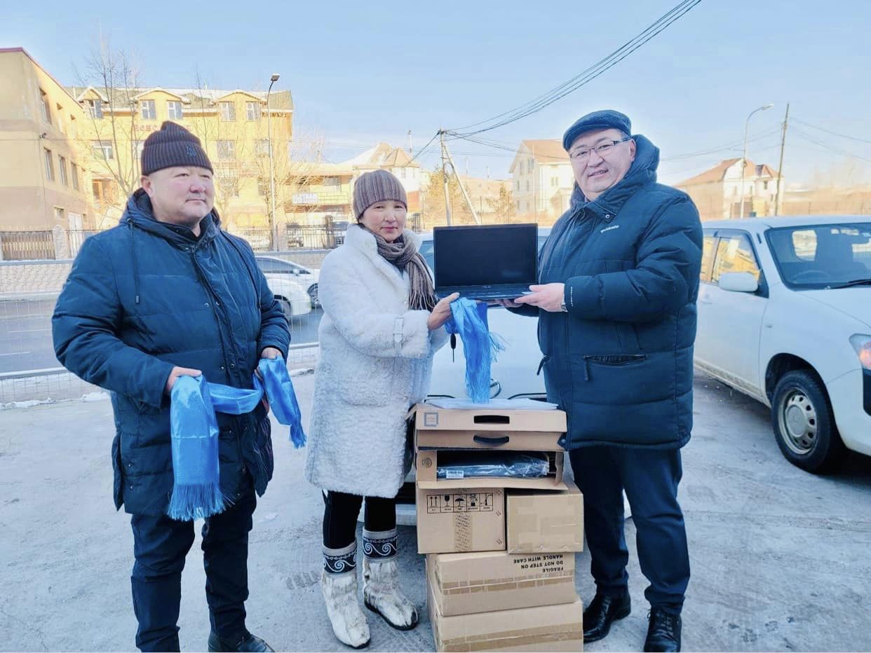 УИХ-ын гишүүн Ц.Туваан сумдын эрүүл мэндийн төвүүдэд авто машин, тоног төхөөрөмж өглөө