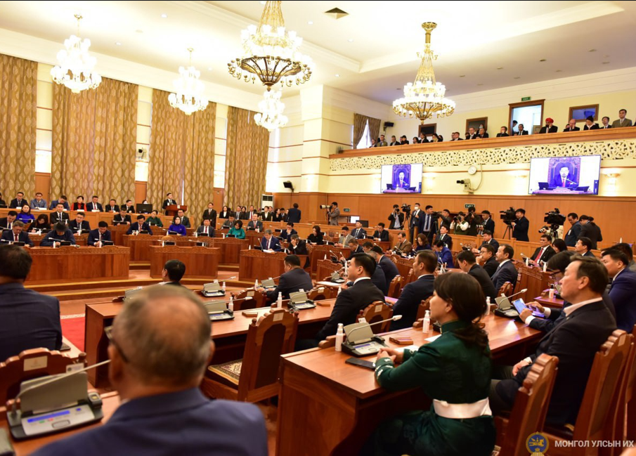 Монгол Улсын Засгийн газрын гишүүнийг чөлөөлөх, томилох тухай танилцуулгыг сонслоо