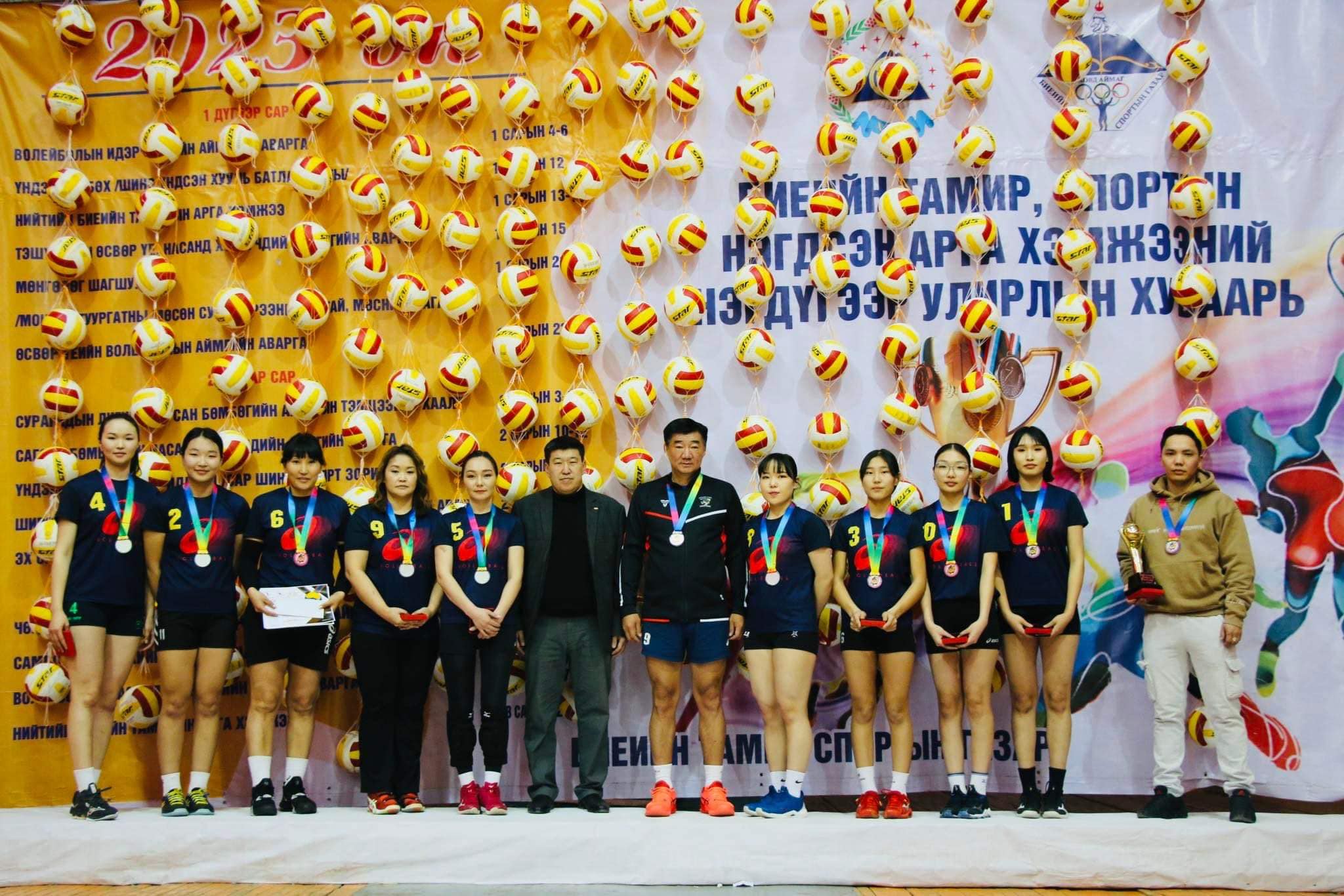 Ховд аймгийн ЕБС-ын сургуулиудад волейболын 200 бөмбөг хүлээлгэн өглөө