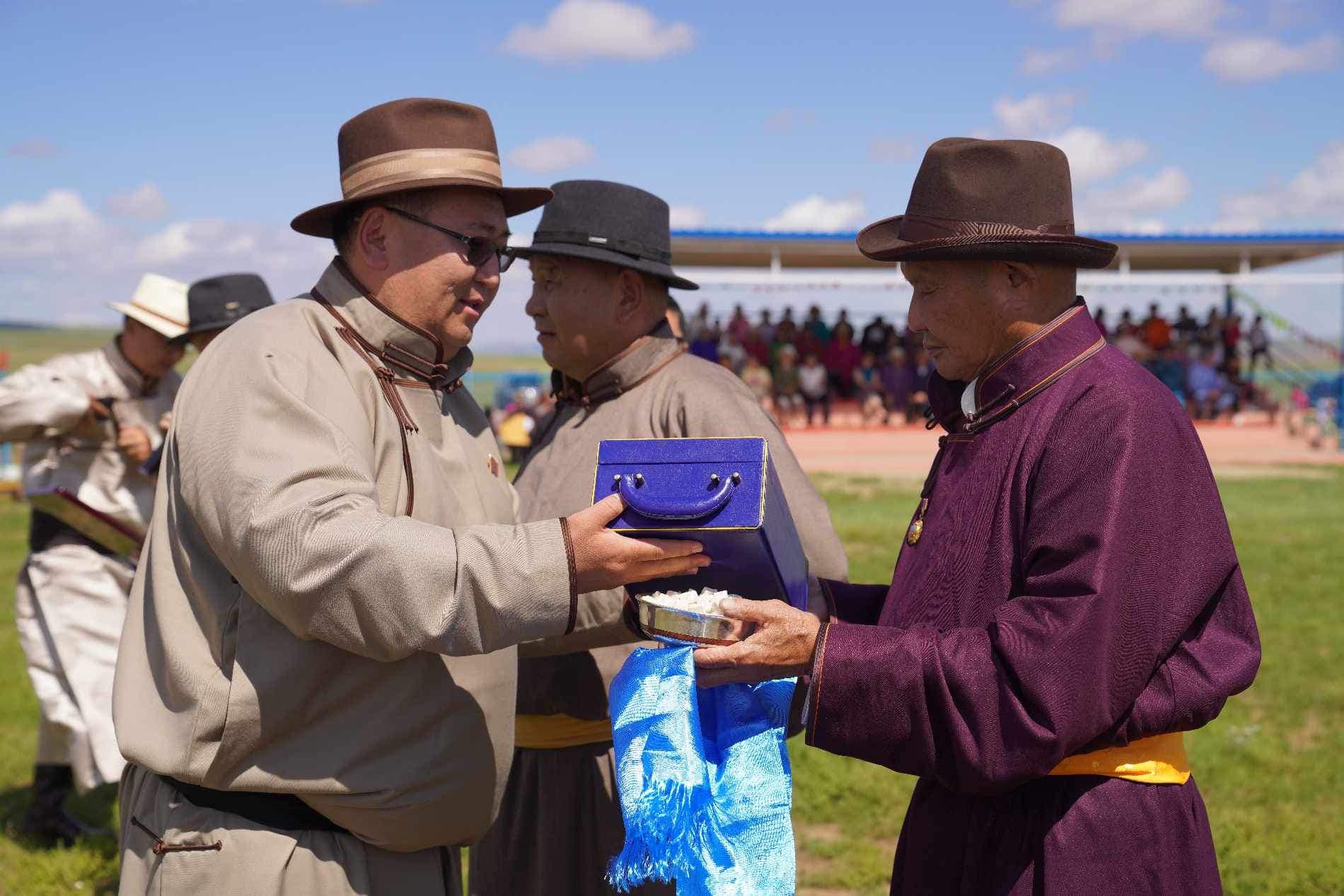 “Монгол Улсын Гавьяат Малчин” цол хүртсэний мялаалга наадамд хүндэтгэл үзүүлэв
