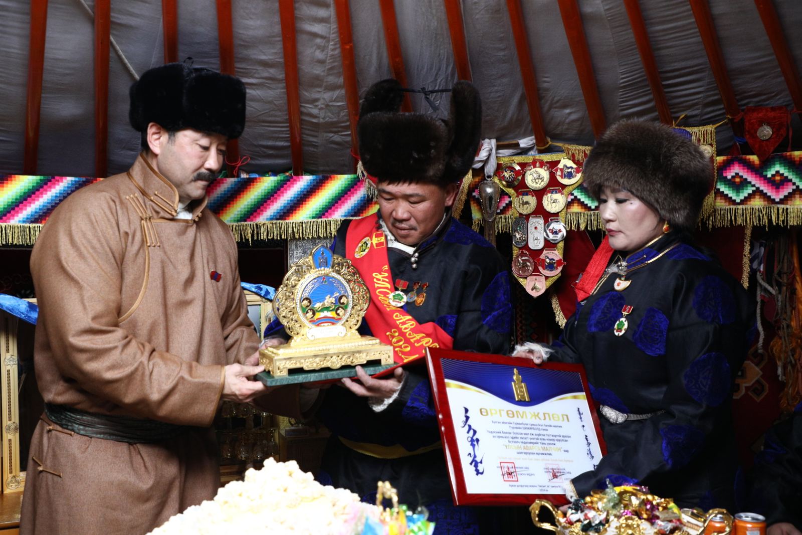 Монгол улсын Ерөнхийлөгчийн зарлигаар сар шинийн босгон дээр Булган хангайн зарим иргэд төрийн дээд одон медалиар шагнагдлаа