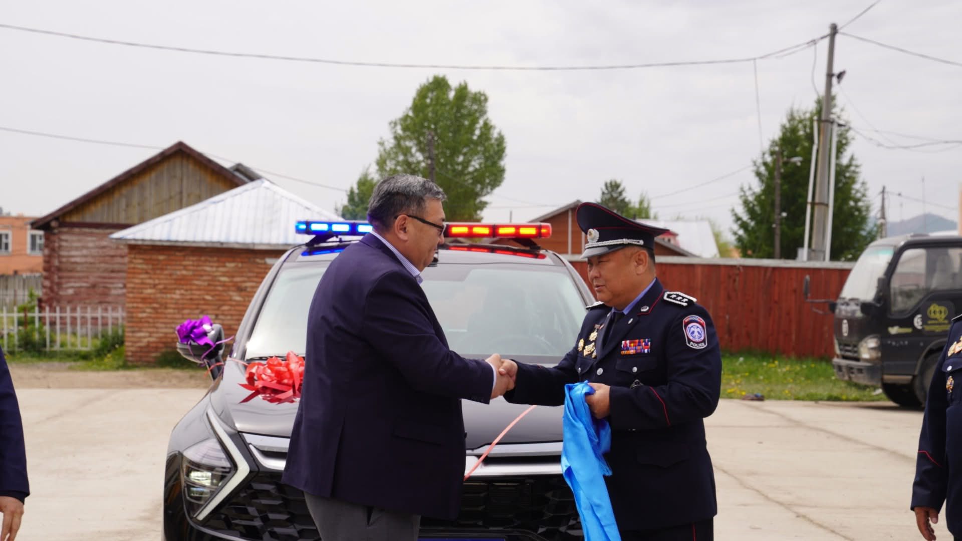 Түнхэл тосгоны Цагдаагийн албанд тусгай тоноглол бүхий автомашин хүлээлгэн өглөө
