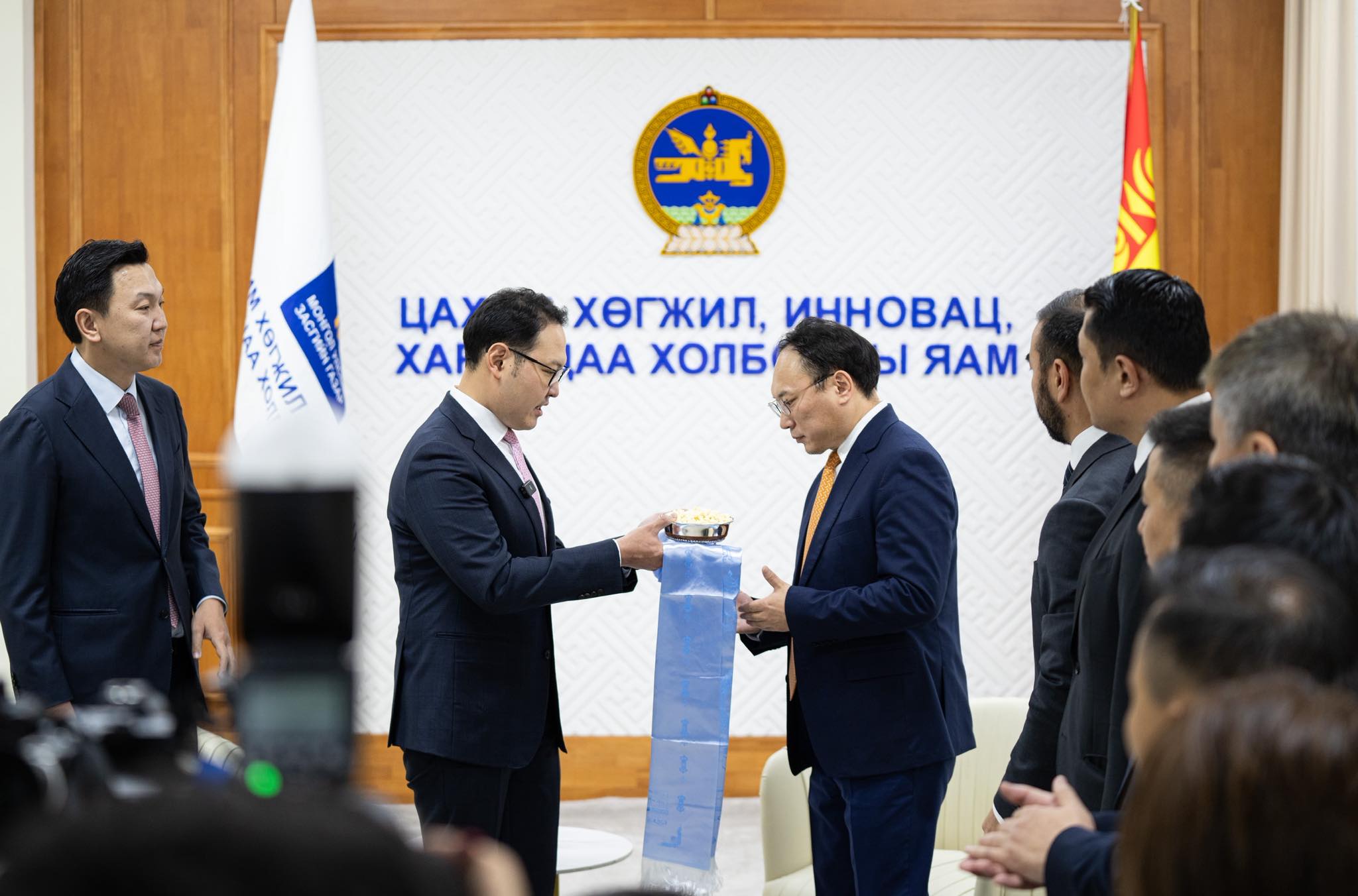УИХ-ын гишүүн Э.Батшугар Цахим хөгжил, инновац, харилцаа холбооны сайдын тамгаа хүлээн авлаа